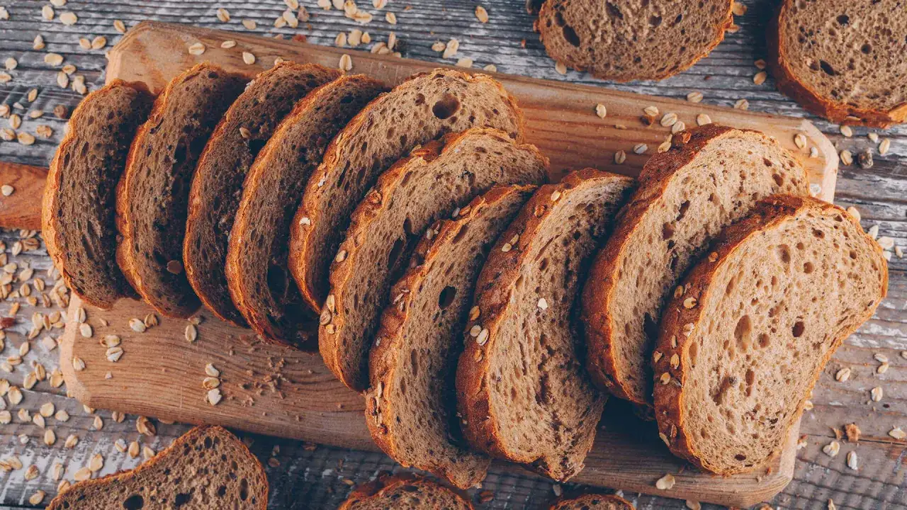 Zdjęcie Ile kalorii ma ciemny chleb: wszystko co musisz wiedzieć o kaloryczności