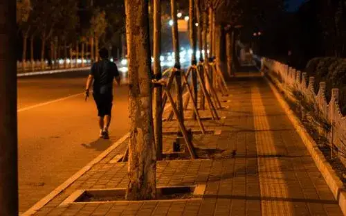 Zdjęcie Czy w terenie zabudowanym trzeba mieć odblaski? Oto prawda o przepisach