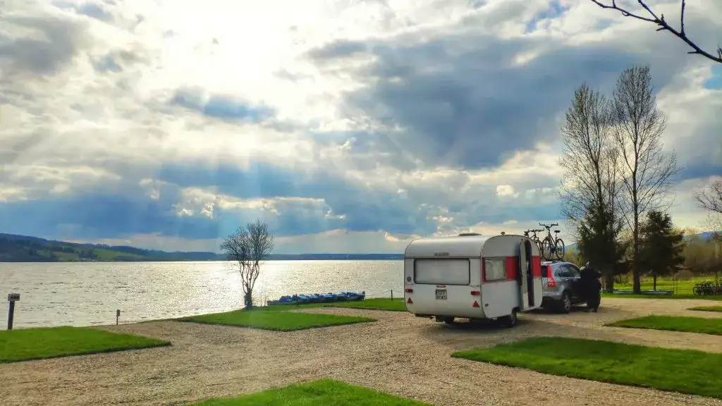 Zdjęcie Najlepsze pola namiotowe nad jeziorem Czorsztyńskim - odkryj swoje miejsce na wypoczynek