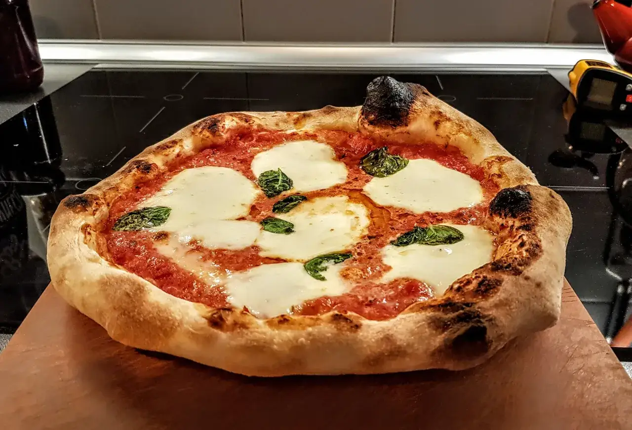 Zdjęcie Przepis na pizzę jak z pizzerii - idealne ciasto i sos w domu