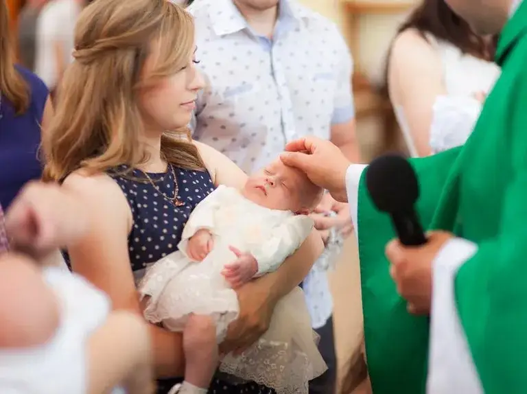 Zdjęcie Ile w kopertę na chrzest dziecka? Sprawdź, co warto dać
