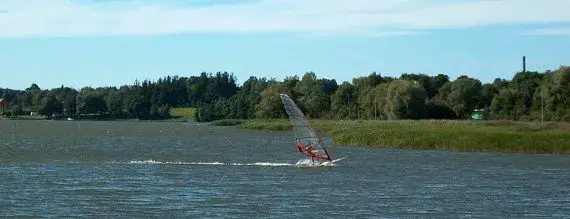 Zdjęcie Gdzie uprawiać windsurfing w Mazurach? Najlepsze lokalizacje i porady
