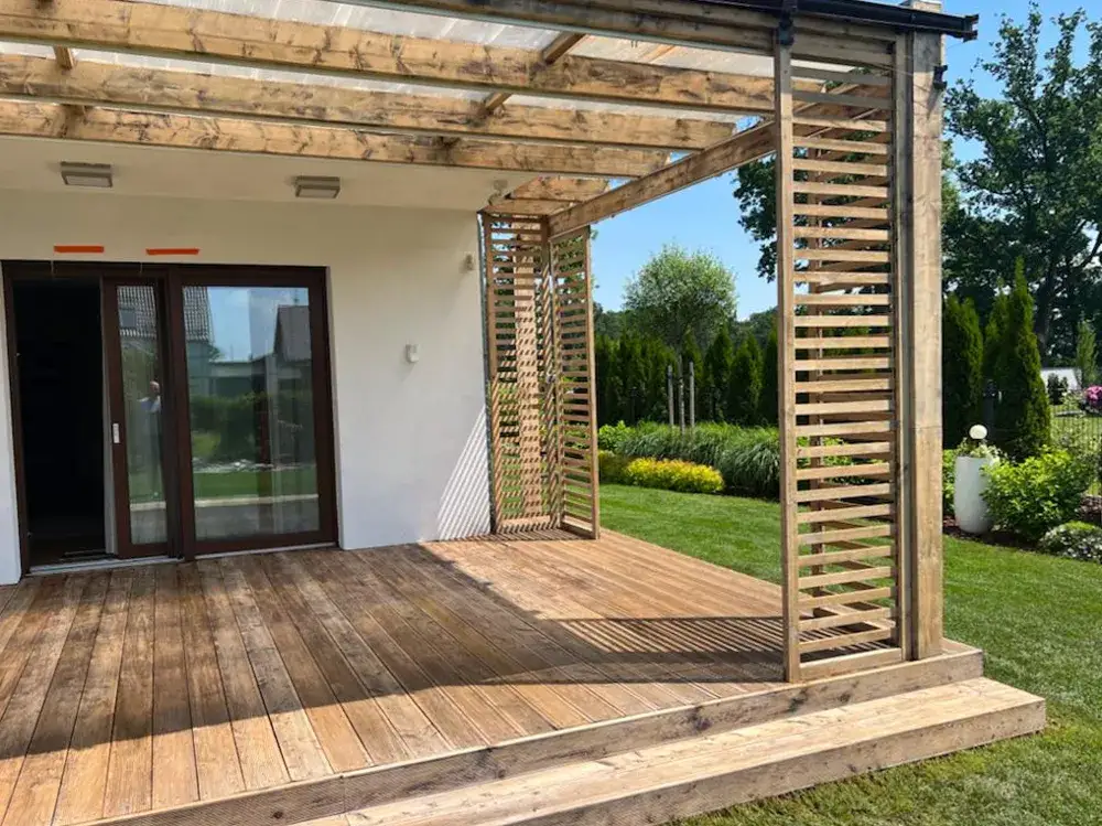 Zdjęcie Czym malować taras modrzewiowy, aby zachować jego trwałość i piękno?