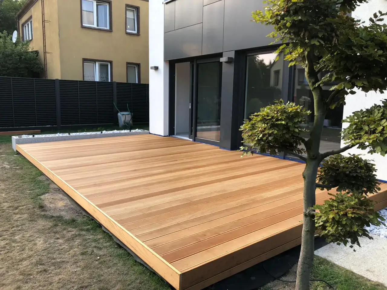 Zdjęcie Zalety, wady i pielęgnacja drewnianego tarasu modrzewiowego przez lata