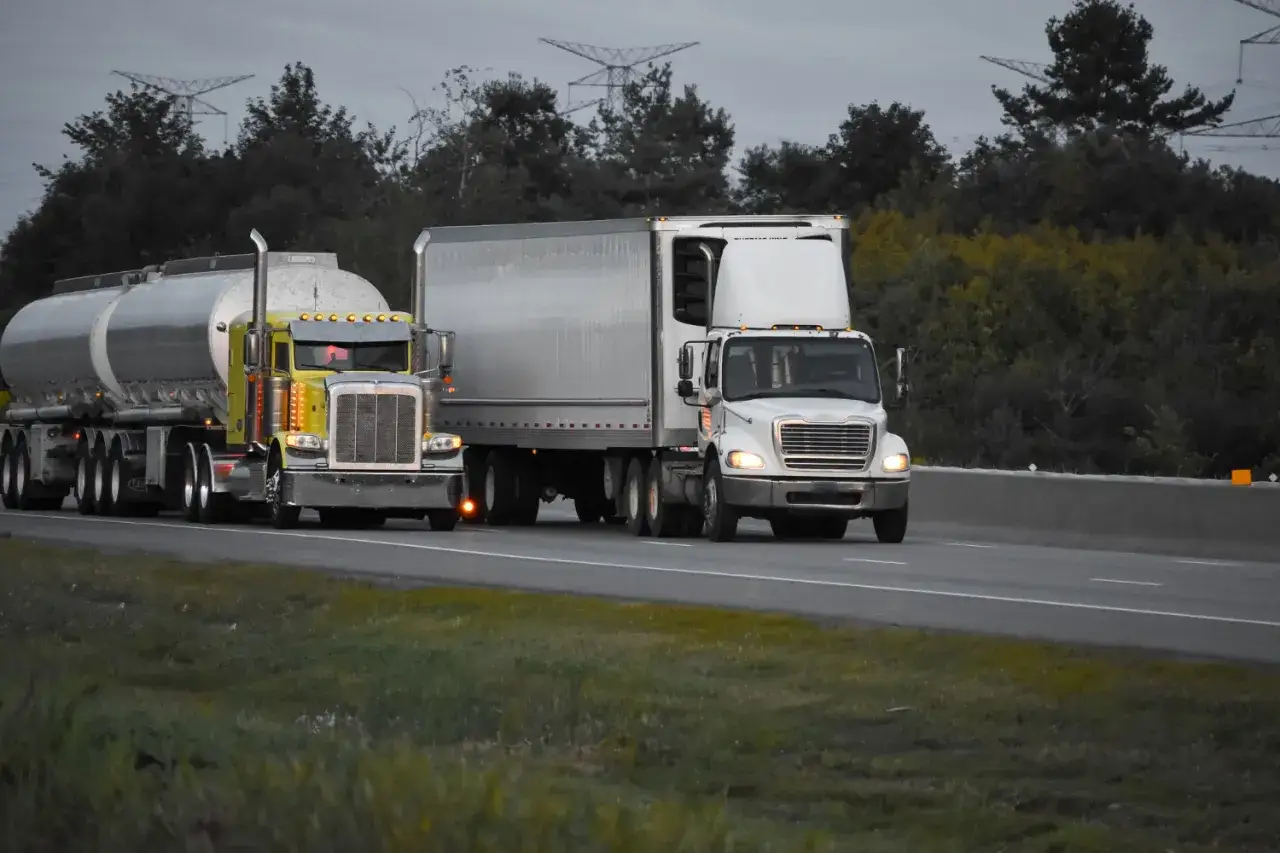 Zdjęcie Czy tir może wyprzedzać na autostradzie? Sprawdź ważne przepisy
