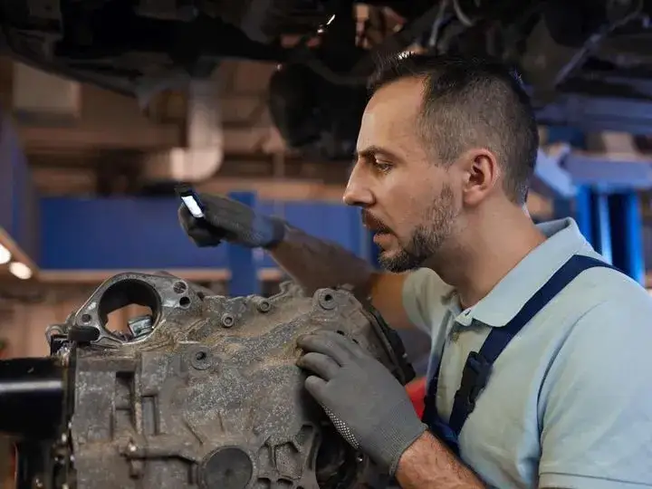 Zdjęcie Ile można jechać bez oleju w skrzyni biegów? Konsekwencje braku smarowania
