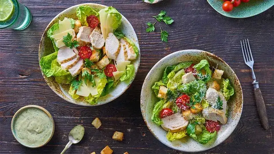 Zdjęcie Jak zrobić sałatkę cezar, która zaskoczy Twoich gości smakiem