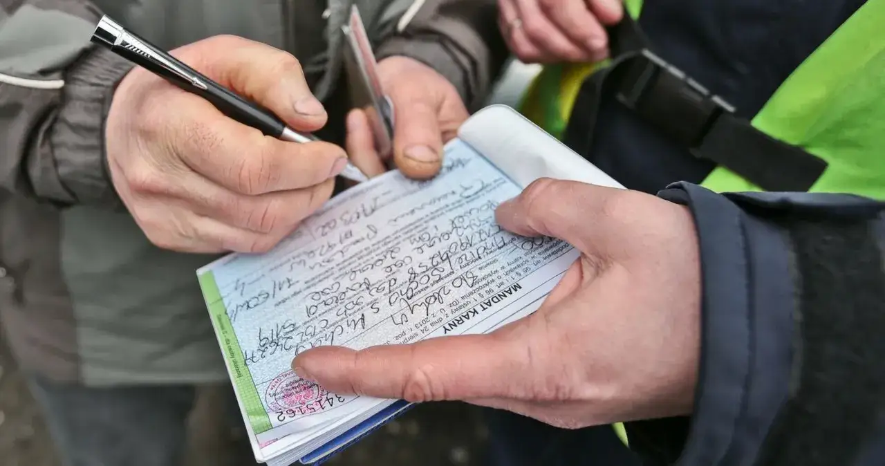 Zdjęcie Co wpisać w tytule przelewu za mandat, aby uniknąć problemów?
