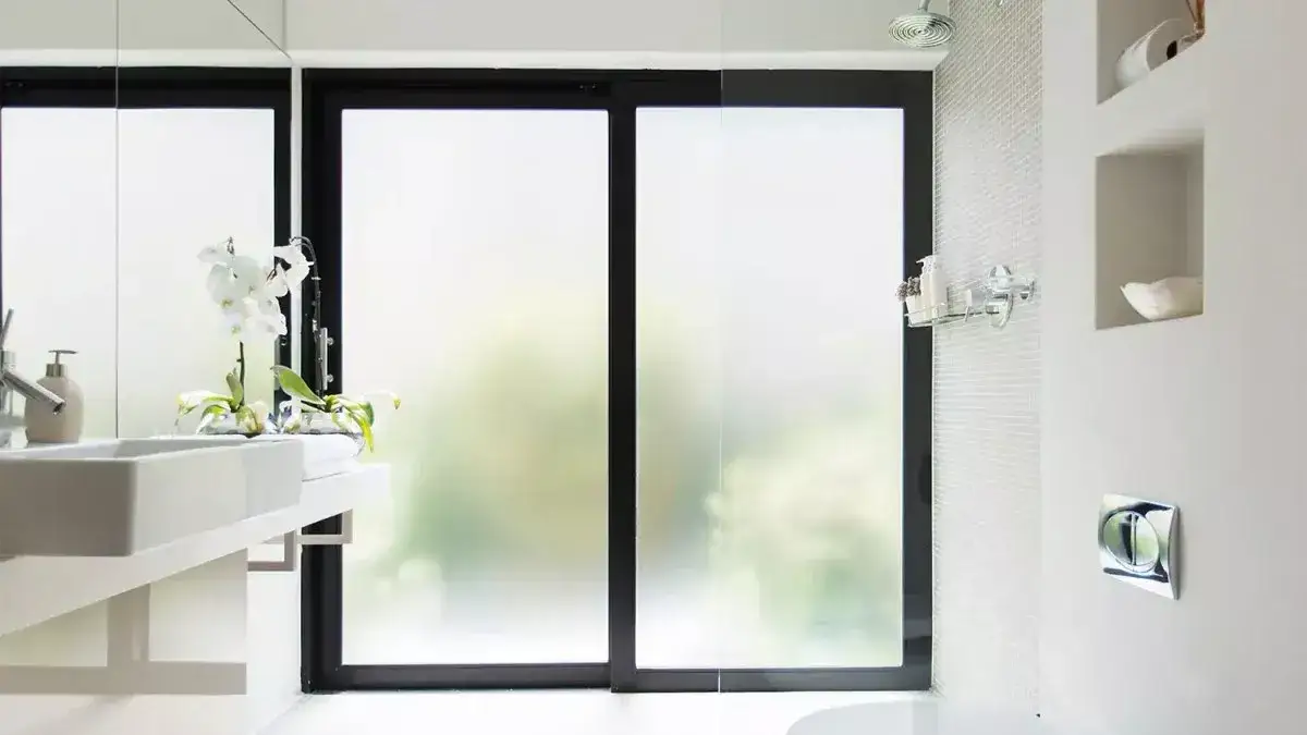 Zdjęcie Najlepsze dekoracje do okna w łazience - praktyczne rozwiązania i pomysły