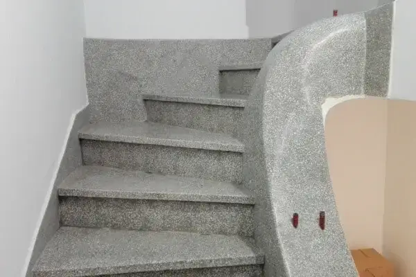 Zdjęcie Co położyć na schody z lastryka, aby odmienić ich wygląd i trwałość?