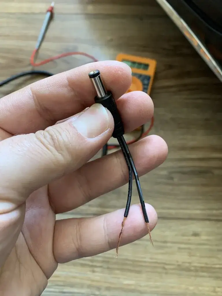 Zdjęcie Kabel z kreska to plus czy minus? Odkryj prawdę o kolorach kabli