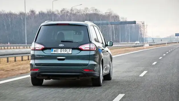 Zdjęcie Samochód terenowy który jedzie autostradą: ile naprawdę spala paliwa?