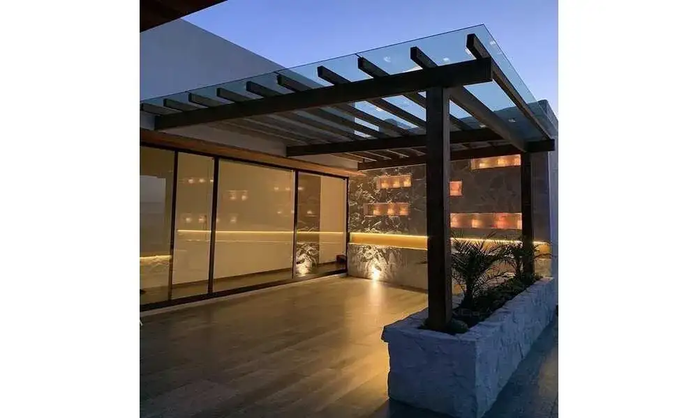 Zdjęcie Jak osłonić taras od drogi i zyskać wymarzoną prywatność?