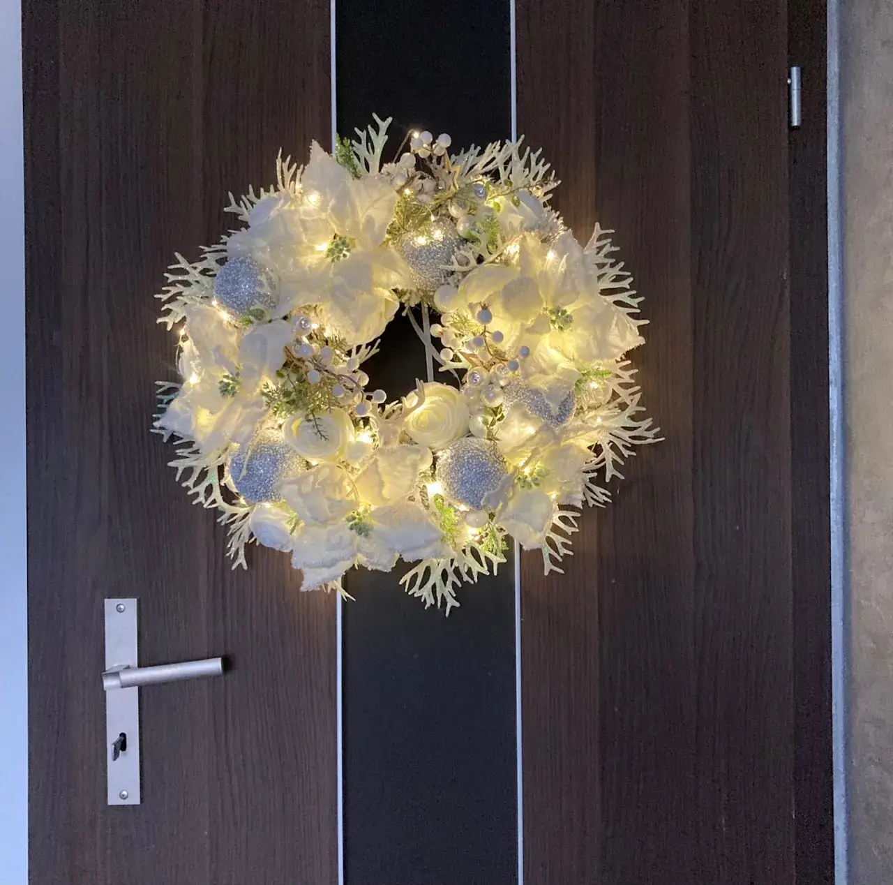 Zdjęcie Jak powiesić wieniec na drzwiach bez wiercenia - proste metody bez szkód