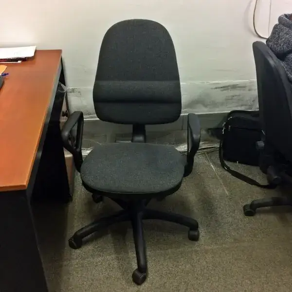 Zdjęcie Jak szybko pozbyć się skrzypienia w krześle - skuteczne metody