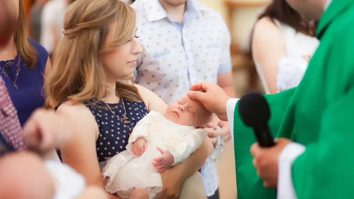 Zdjęcie Ile na chrzciny od dziadków? Sprawdź, co jest uważane za normę