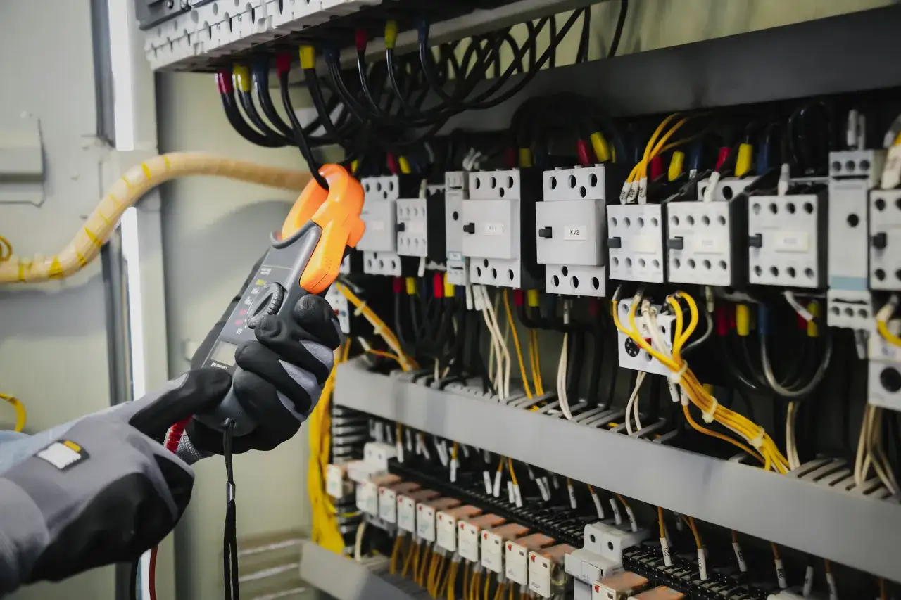 Zdjęcie Jak zrobić rozdzielnię elektryczną - uniknij kosztownych błędów w instalacji