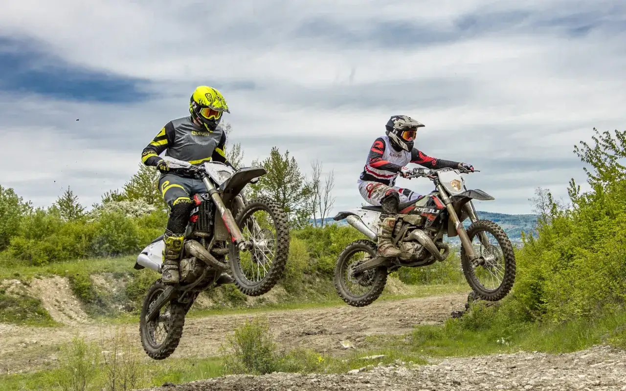Zdjęcie Cross czy enduro – który motocykl lepiej spełni Twoje oczekiwania?