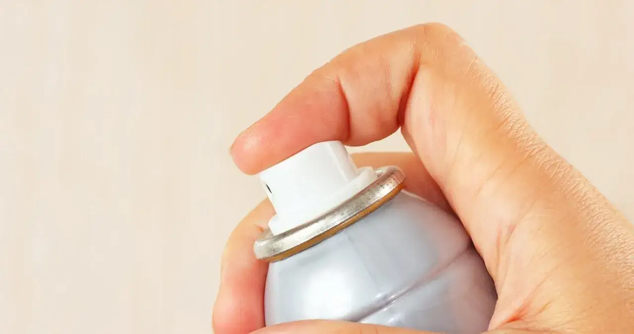 Zdjęcie Jak prawidłowo wyrzucić opakowanie po dezodorancie w sprayu?