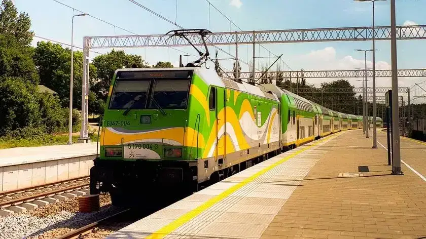 Zdjęcie Jak dojechać z Warszawy do Jarosławca pociągiem i uniknąć problemów?