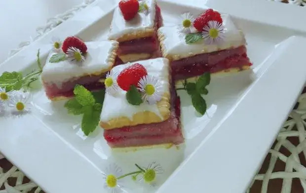 Zdjęcie Pyszny przepis na ciasto kostka malinowa, które zachwyci każdego