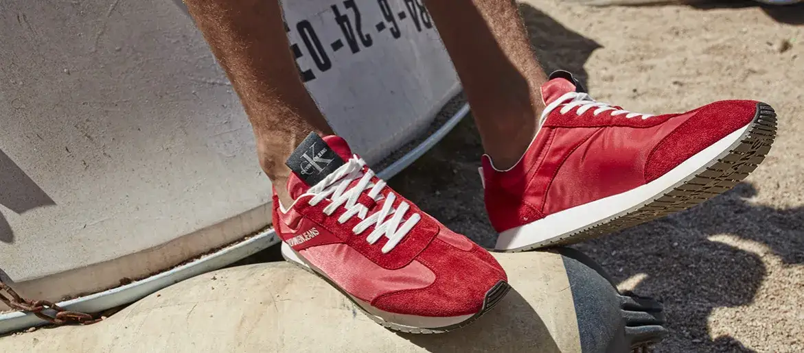 Zdjęcie Czerwone buty męskie: stylizacje, które zaskoczą każdego