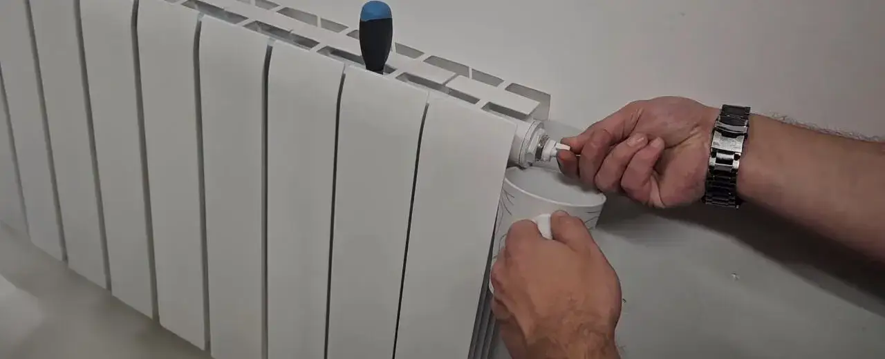 Zdjęcie Jak odpowietrzyć grzejnik łazienkowy i uniknąć zimnych stref w domu
