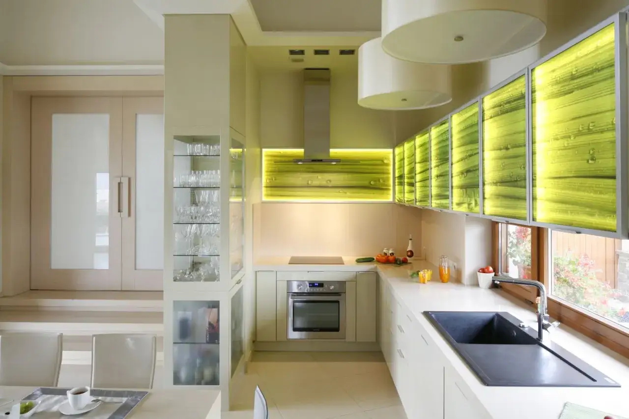 Zdjęcie Ściana w kuchni bez płytek: 10+ pomysł&oacute;w na efekt "wow"