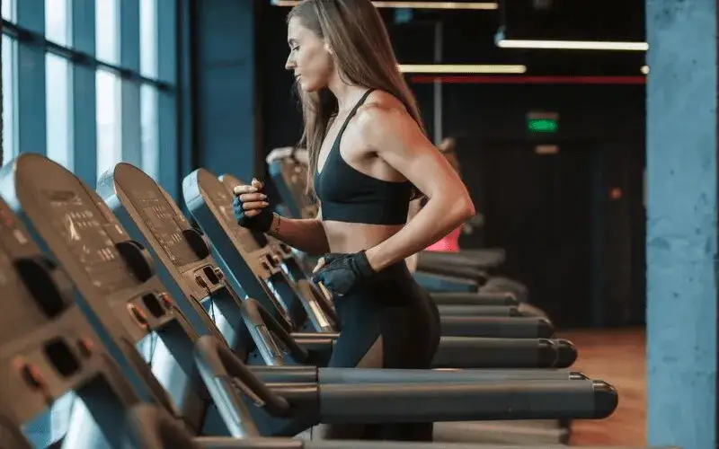 Zdjęcie Bieganie na bieżni czy w terenie: co wybrać, by uniknąć kontuzji?