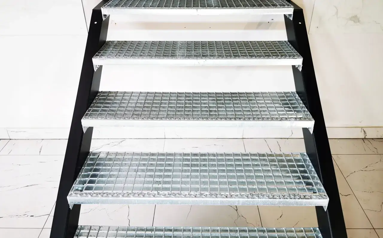 Zdjęcie Metalowe schody do piwnicy krok po kroku. Uniknij kosztownych błędów przy budowie