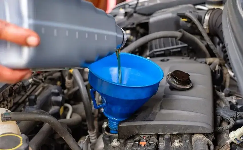 Zdjęcie Wymiana oleju w samochodzie co ile? Sprawdź, aby uniknąć kosztów