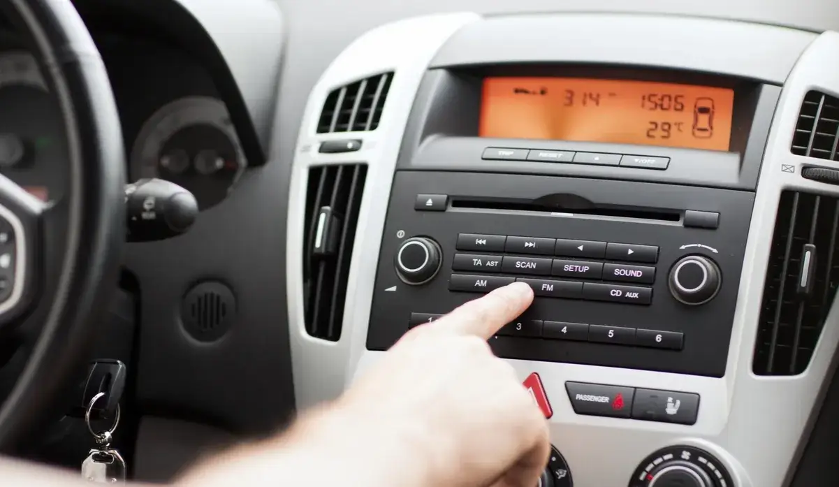 Zdjęcie Radio kierowców jaka częstotliwość? Sprawdź najlepsze opcje FM i DAB+