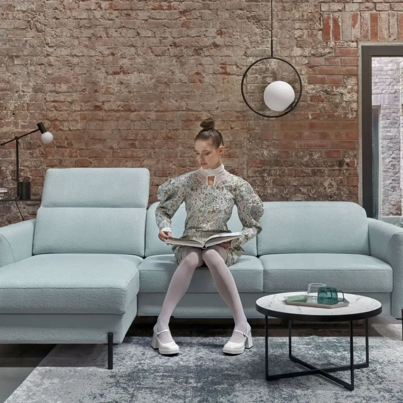 Zdjęcie Jak zaaranżować ścianę w salonie, aby uniknąć nudnego wnętrza