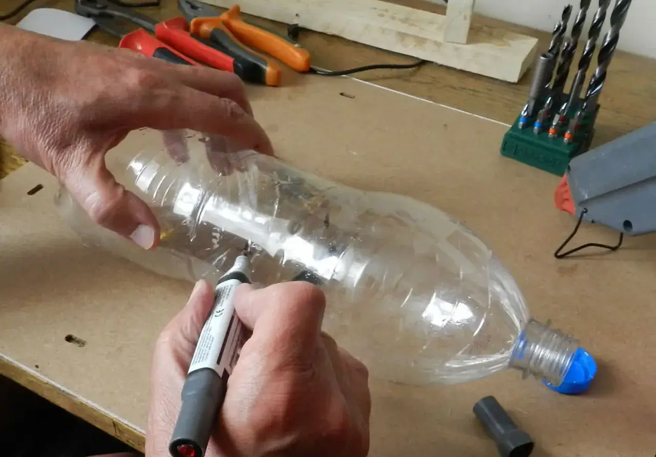 Zdjęcie Jak zrobić pułapkę na myszy z butelki – prosta i skuteczna metoda