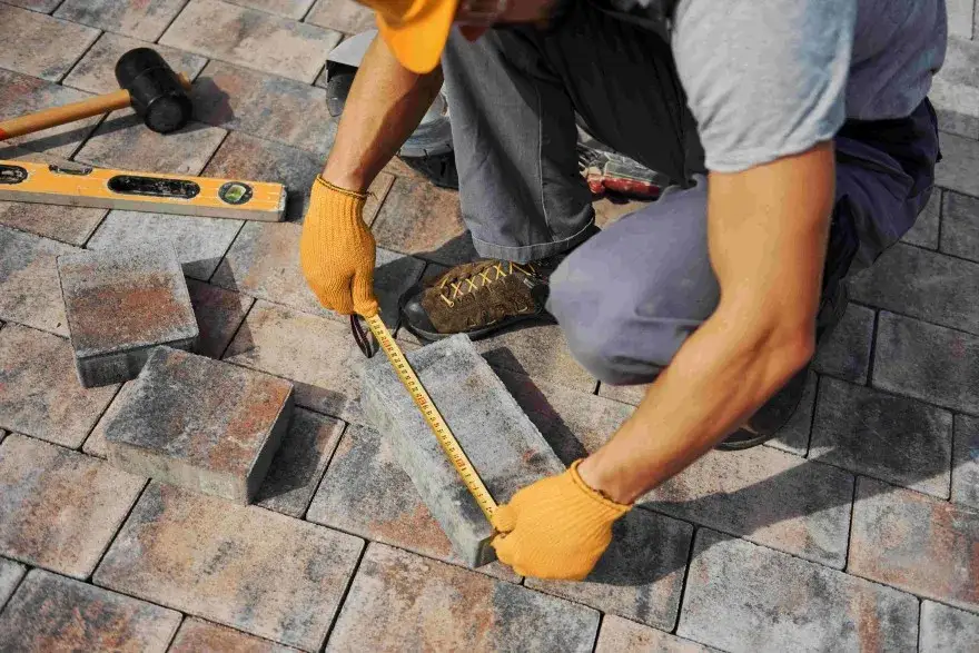 Zdjęcie Jak ułożyć kostkę brukową na starym betonie bez błędów i kosztów