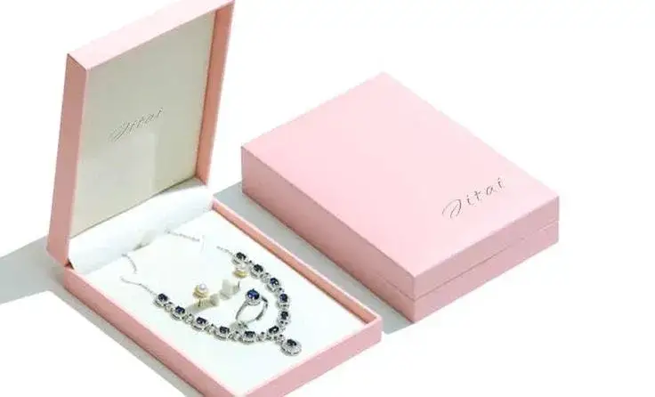 Zdjęcie Jak przechowywać naszyjniki, aby uniknąć uszkodzeń i splątania