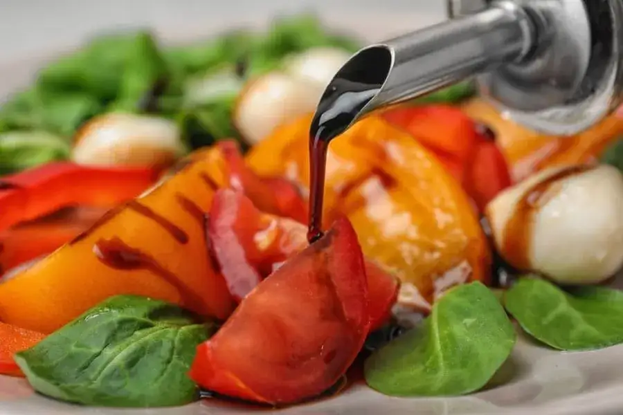 Zdjęcie Ocet balsamiczny malinowy do czego? Odkryj jego niezwykłe zastosowania