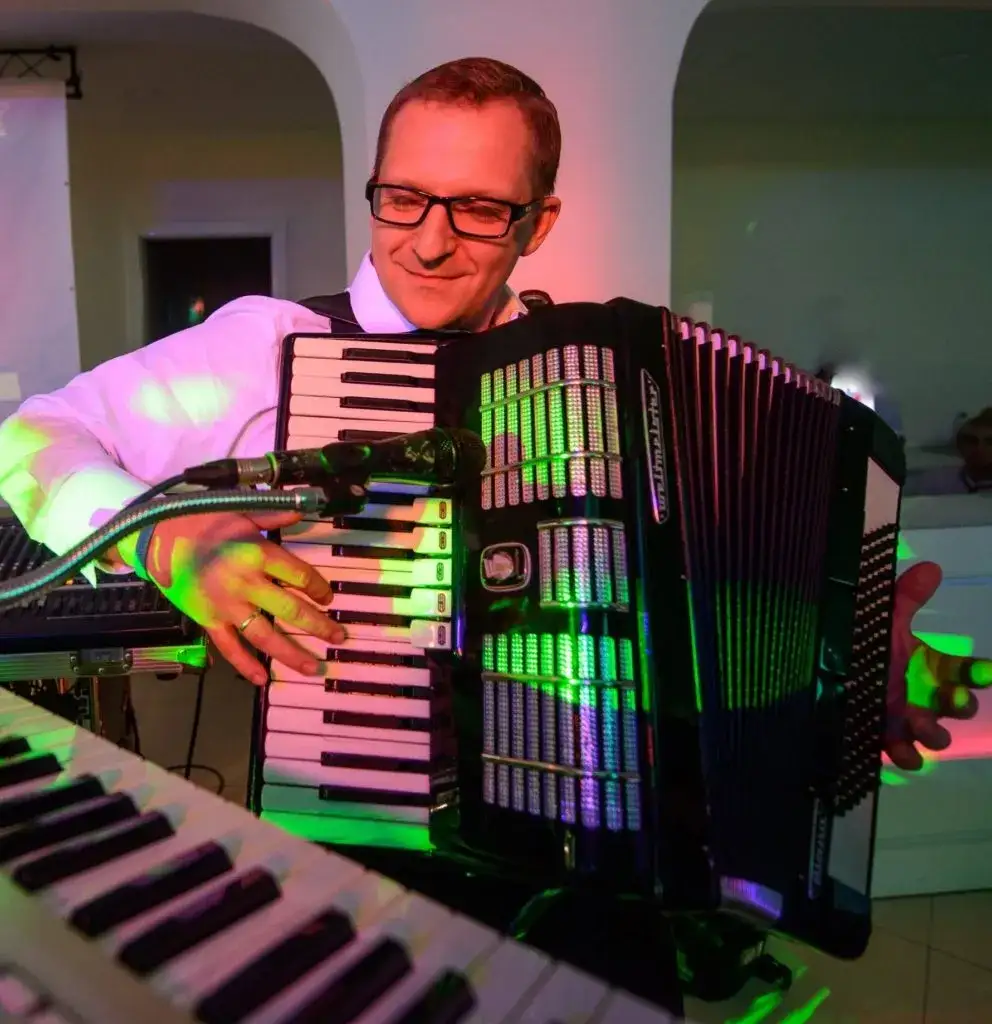 Zdjęcie Jak zagrać na akordeonie – proste kroki dla początkujących muzyków