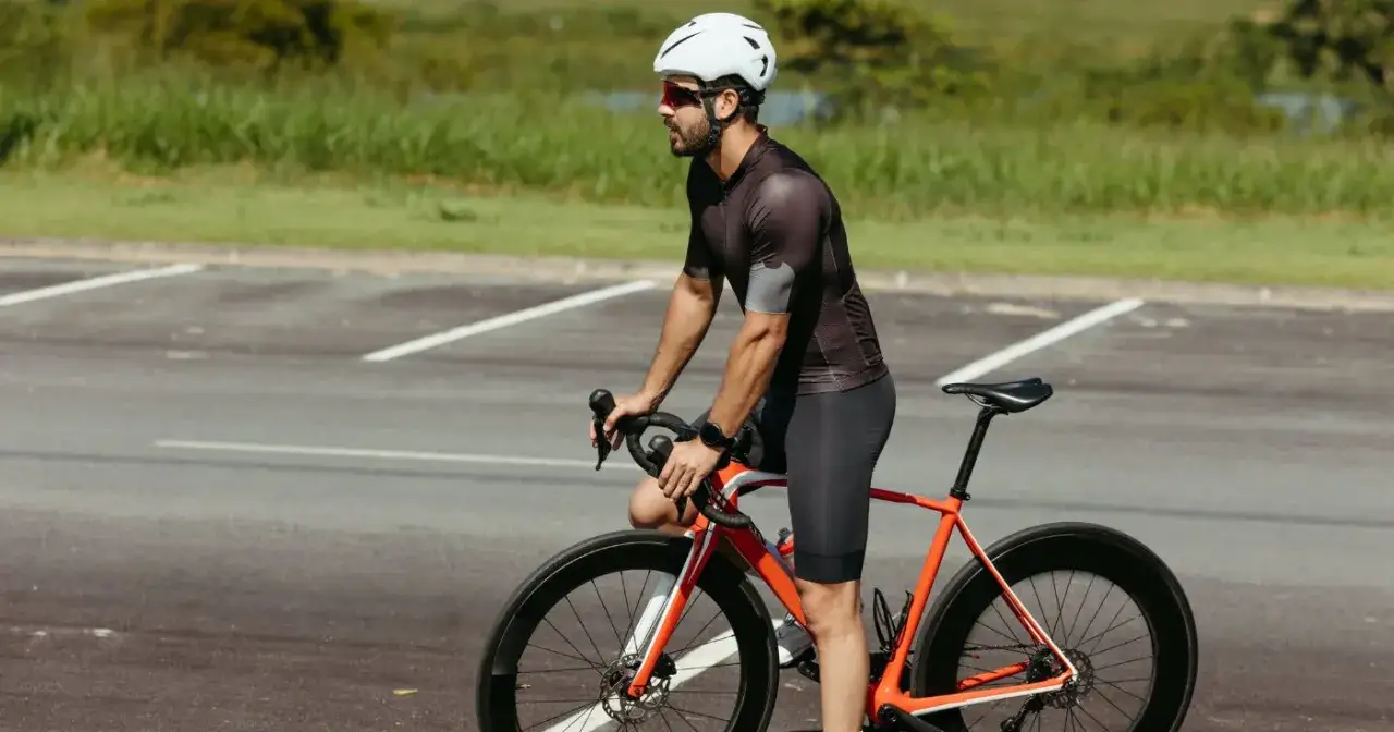 Zdjęcie Jak dobrać strój kolarza idealnie dopasowany do swoich potrzeb: poradnik