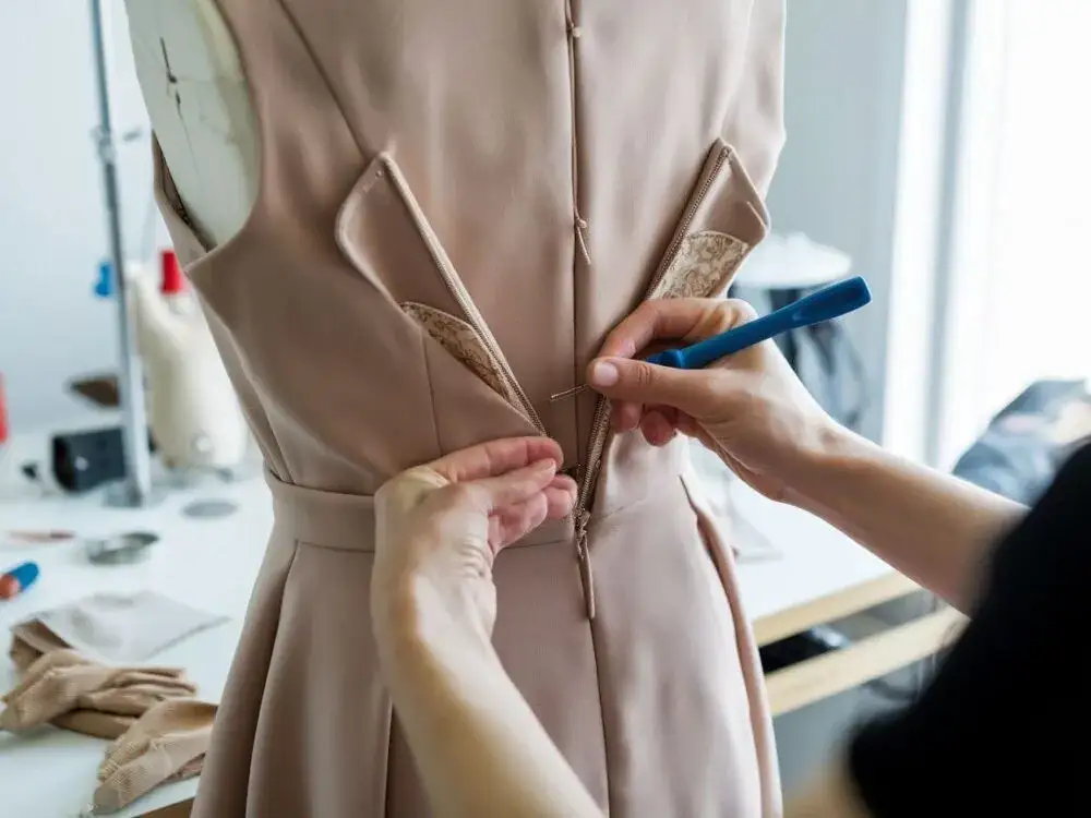 Zdjęcie Jak poszerzyć spódnicę w biodrach i uzyskać idealne dopasowanie