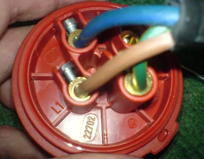 Zdjęcie Jak podłączyć kable do spawarki - uniknij błędów i spawaj bezpiecznie