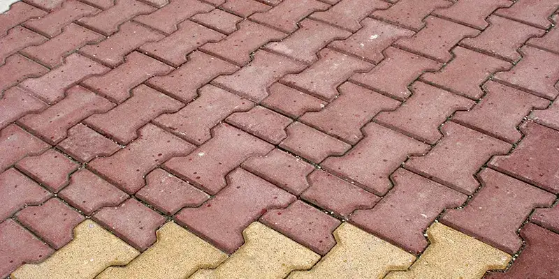 Zdjęcie Czym zasypać kostkę brukową, aby uniknąć problemów z nawierzchnią?