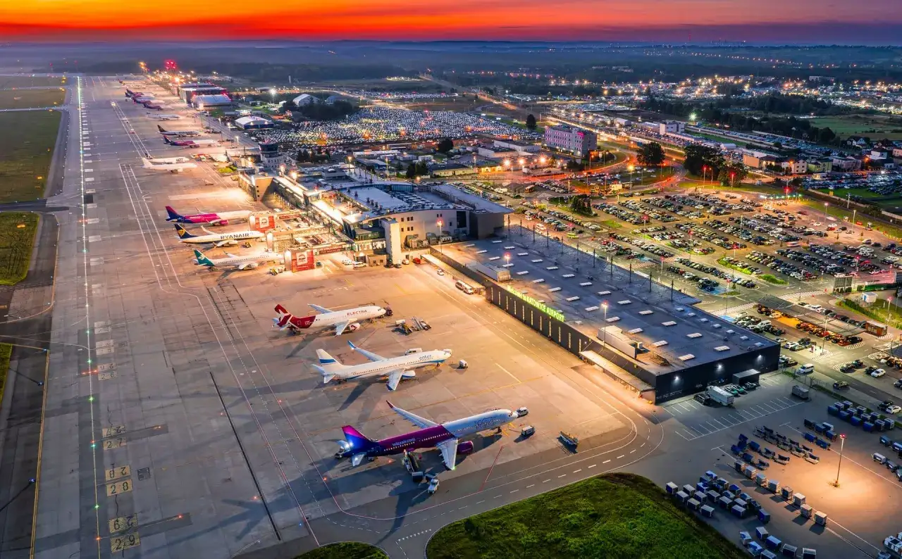 Zdjęcie Jak szybko i tanio dojechać z Warszawy na lotnisko w Katowicach – najlepsze opcje