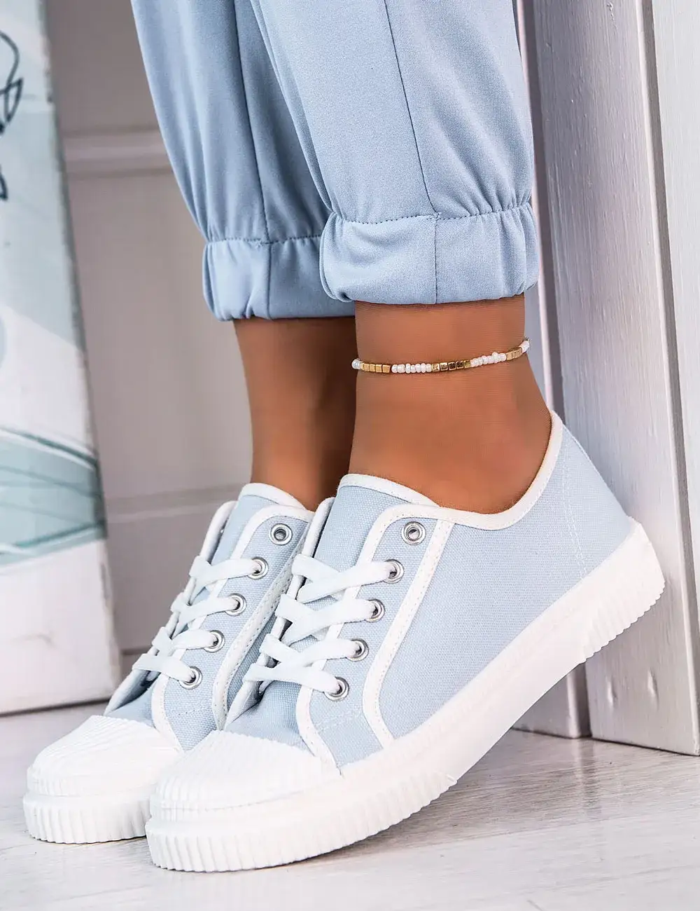 Zdjęcie Jakie buty do spodni z gumką na dole, by wyglądać stylowo?
