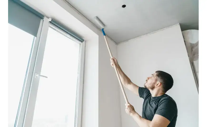 Zdjęcie Jak malować sufit względem okna: 5 trików dla idealnego efektu