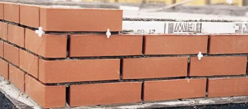 Zdjęcie Ile zaprawy na 100 cegieł? Oblicz dokładnie, unikaj zbędnych strat!