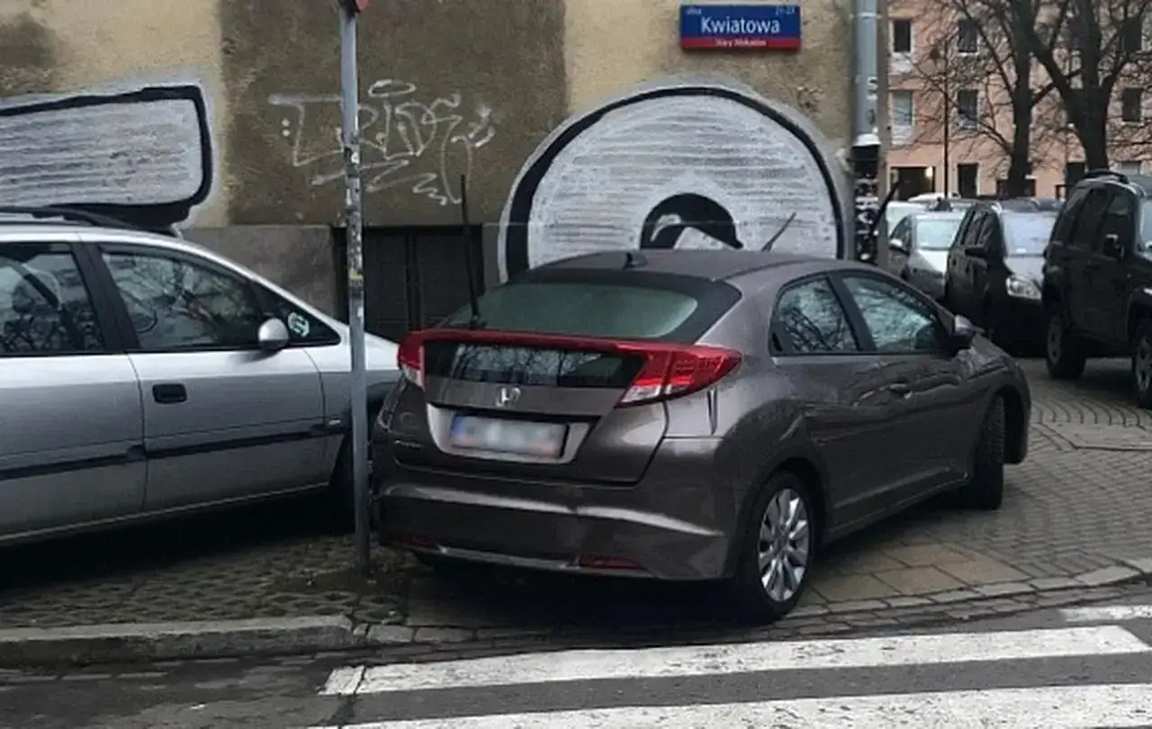 Zdjęcie Gdzie zgłosić źle zaparkowany samochód i uniknąć problemów?