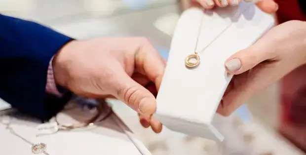 Zdjęcie Wisiorek ze zdjęciem jak się nazywa? Odkryj tajemnice sekretników