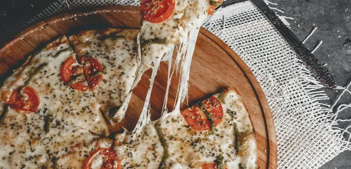 Zdjęcie Pizza rossa co to? Odkryj jej składniki, historię i smak