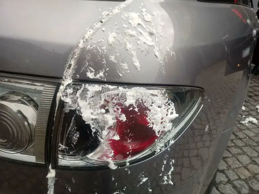 Zdjęcie Jak skutecznie usunąć piankę montażową z lakieru samochodowego?